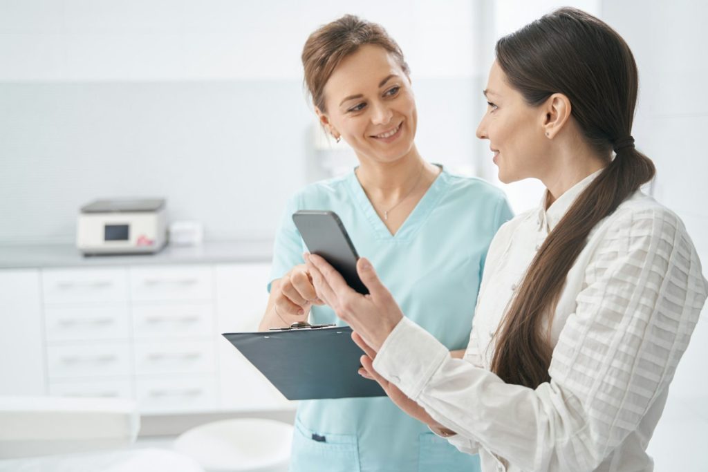 Mobil Användbarhet för DMS Läkare använder mobil app